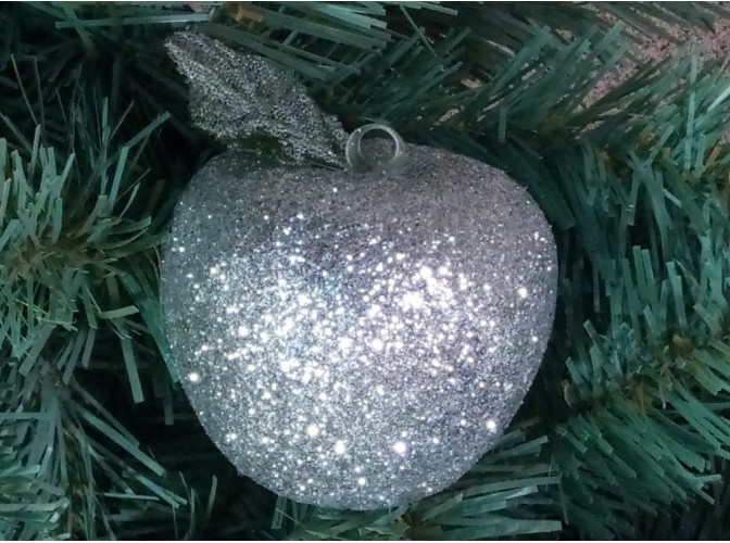 Новогоднее украшение "Серебряное  яблоко с листочком" h8 см (1шт)